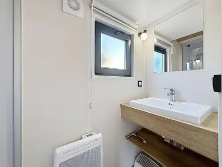 Tiny House bois avec terrasse, piscine, wifi, animaux admis, parking - 200m de la plage - Photo 7