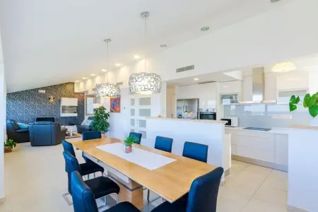 Villa Art Gallery - Six Bedroom Villa with Terrace and Swimming Pool, Six Bedroom Villa with Terrace and Swimming Pool - Photo 2