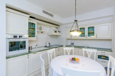 Villa Art Gallery - Six Bedroom Villa with Terrace and Swimming Pool, Six Bedroom Villa with Terrace and Swimming Pool - Photo 8