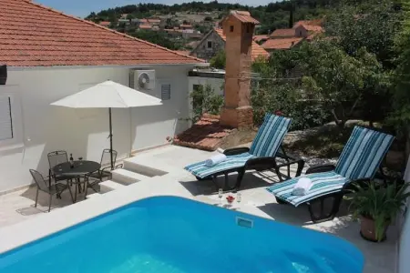 Holiday House Pine Tree - Three Bedroom Holiday Home with Pool, Holiday House Pine Tree - Three Bedroom Holiday Home with Pool - Photo 1