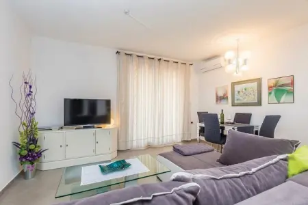 Apartments Paola - Two Bedroom Apartment with Terrace and Sea view, Apartments Paola - Two Bedroom Apartment with Terrace and Sea view - Photo 1