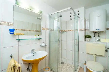 Apartments & Rooms Mara & Petrunjela - One Bedroom Apartment with Garden  (Apartman s pogledom na vrt) - BR. 6, Apartments & Rooms Mara & Petrunjela - One Bedroom Apartment with Garden - Photo 18