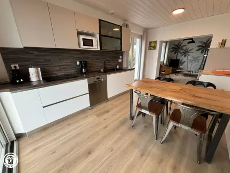 Maison rénovée près de la plage avec jardin clos et parking - Photo 4