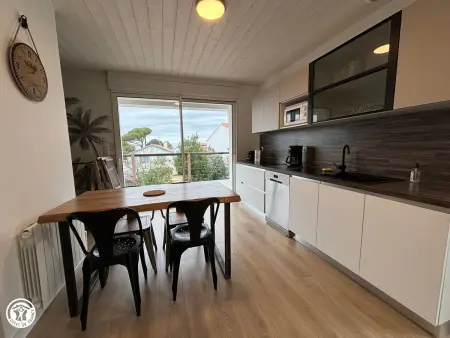Maison rénovée près de la plage avec jardin clos et parking - Photo 6