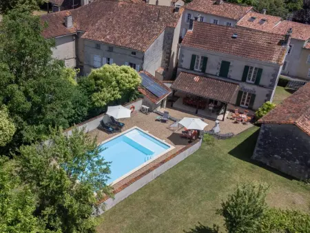 Gite Le Presbytère, Grande maison avec piscine près de la rivière - Photo 1