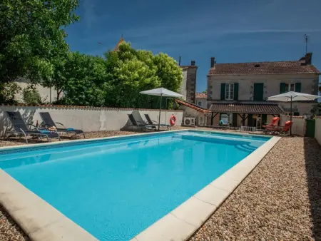 Gite Le Presbytère, Grande maison avec piscine près de la rivière - Photo 9