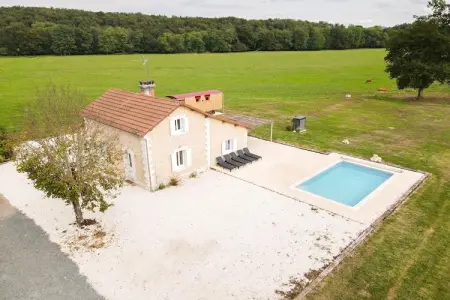 Maison typique vue sur le château d'Hautefort 8 pax, Maison à Hautefort avec Piscine & Nature - Photo 1