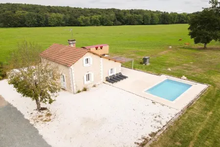 Maison typique vue sur le château d'Hautefort 4 pax, Charmante maison de vacances avec piscine privée - Photo 1