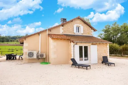 Maison typique vue sur le château d'Hautefort 4 pax, Charmante maison de vacances avec piscine privée - Photo 5