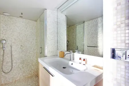 AT-8-DANUBE, Magnifique appartement - 2BR/7P - Buttes Chaumont - Photo 4