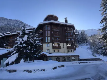 Studio rénové au pied des pistes avec terrasse - Photo 10