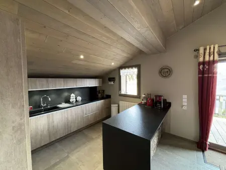 Appartement moderne 5 pièces, proche des pistes avec cheminée, terrasse, parking et bois inclus - Photo 5
