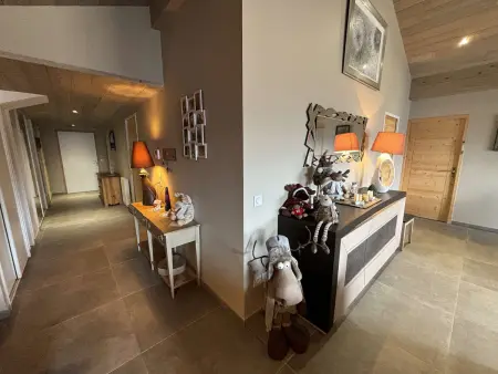 Appartement moderne 5 pièces, proche des pistes avec cheminée, terrasse, parking et bois inclus - Photo 8