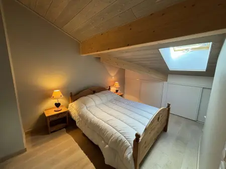 Appartement moderne 5 pièces, proche des pistes avec cheminée, terrasse, parking et bois inclus - Photo 11
