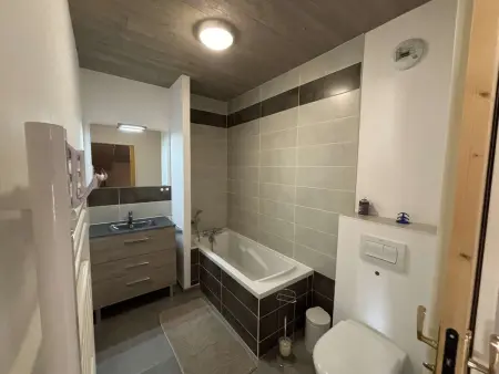 Appartement moderne 5 pièces, proche des pistes avec cheminée, terrasse, parking et bois inclus - Photo 13