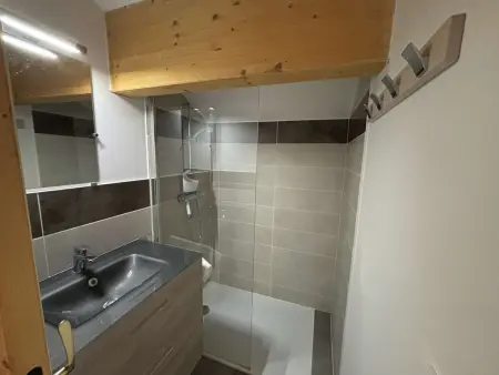 Appartement moderne 5 pièces, proche des pistes avec cheminée, terrasse, parking et bois inclus - Photo 14