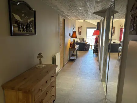 Appartement moderne 5 pièces, proche des pistes avec cheminée, terrasse, parking et bois inclus - Photo 15
