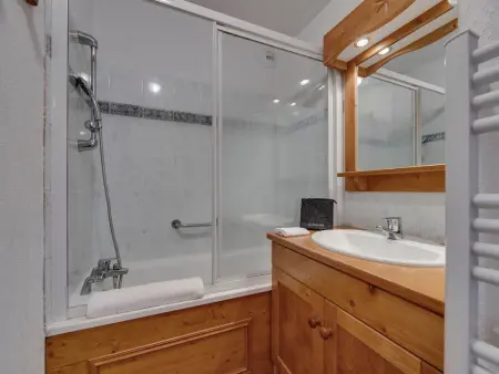 Appartement chaleureux avec balcon et parking privé - Photo 7
