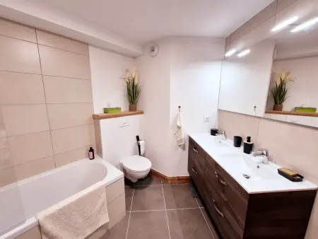 Charmant appartement au cœur de Montalbert avec balcon et parking privé, proche des pistes - Photo 9