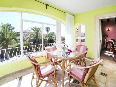 Villa Amber, petit havre de paix au coeur d’un jardin fleuri et ensoleillé - Photo 2