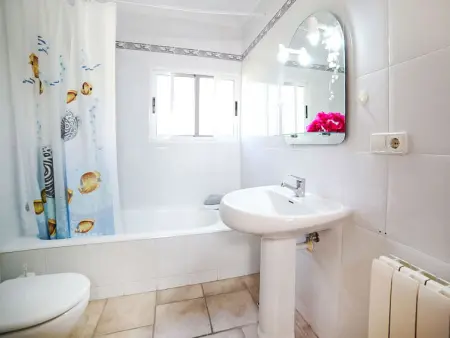 Villa Amber, petit havre de paix au coeur d’un jardin fleuri et ensoleillé - Photo 14