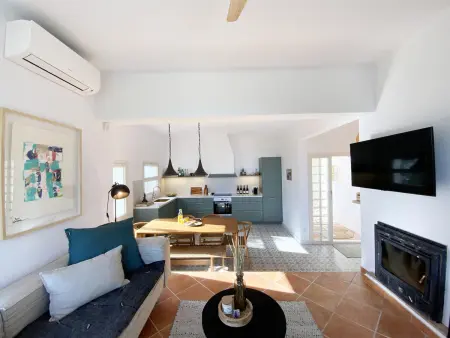 Villa méditerranéenne rénovée près de la plage avec piscine - Photo 9