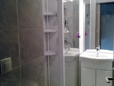 Studio cabine climatisé avec piscine et parking au Grau du Roi - Photo 9