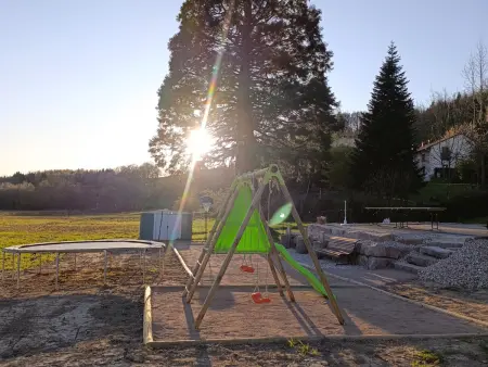 Maison spacieuse avec spa et terrain de jeux en lisière de forêt - Photo 25