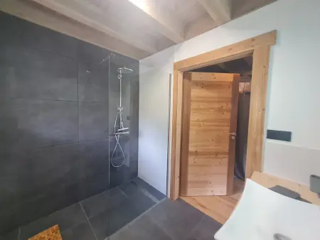 Chalet familial avec sauna et terrasse près du lac - Photo 12