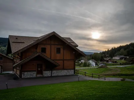 Chalet familial avec sauna et terrasse près du lac - Photo 33