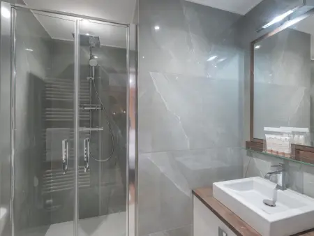 Appartement familial rénové, quartier Alpe d'Huez, orientation sud - Photo 12
