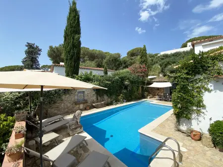 Villa avec Piscine Privée et Terrasse à Begur, au Calme - Photo 1