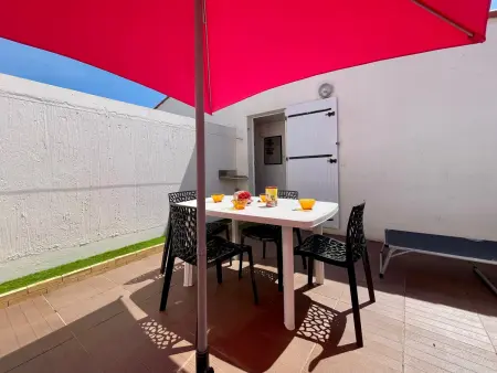 Maison rénovée avec piscine chauffée, tennis et parking à 100m des commerces - Photo 1