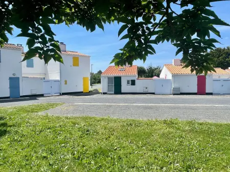 Maison rénovée avec piscine chauffée, tennis et parking à 100m des commerces - Photo 2