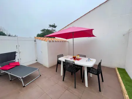 Maison rénovée avec piscine chauffée, tennis et parking à 100m des commerces - Photo 3