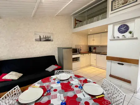 Maison rénovée avec piscine chauffée, tennis et parking à 100m des commerces - Photo 5
