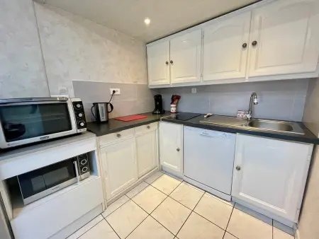 Maison rénovée avec piscine chauffée, tennis et parking à 100m des commerces - Photo 6