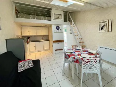 Maison rénovée avec piscine chauffée, tennis et parking à 100m des commerces - Photo 7