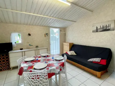Maison rénovée avec piscine chauffée, tennis et parking à 100m des commerces - Photo 8