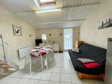 Maison rénovée avec piscine chauffée, tennis et parking à 100m des commerces - Photo 9