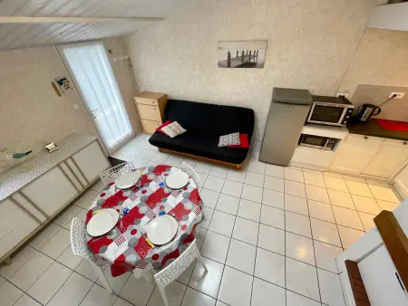 Maison rénovée avec piscine chauffée, tennis et parking à 100m des commerces - Photo 10