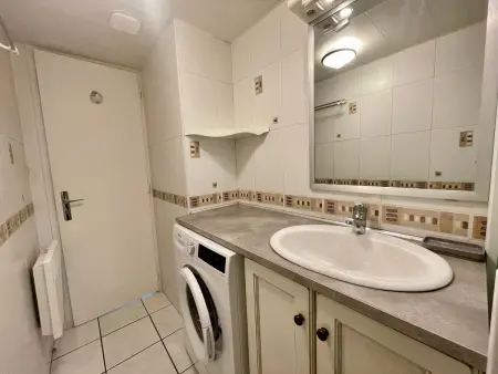 Maison rénovée avec piscine chauffée, tennis et parking à 100m des commerces - Photo 12