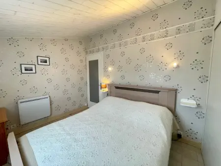 Maison rénovée avec piscine chauffée, tennis et parking à 100m des commerces - Photo 13