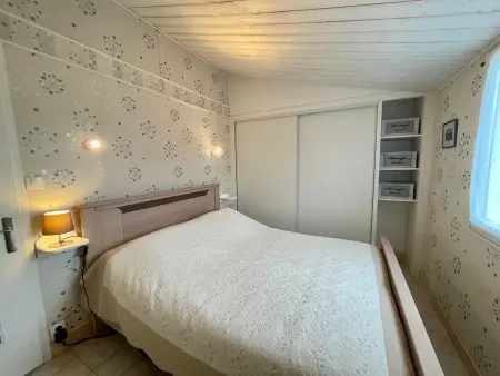 Maison rénovée avec piscine chauffée, tennis et parking à 100m des commerces - Photo 14