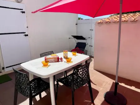 Maison rénovée avec piscine chauffée, tennis et parking à 100m des commerces - Photo 16