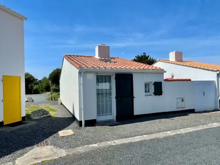 Maison rénovée avec piscine chauffée, tennis et parking à 100m des commerces - Photo 18