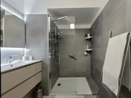 T3 moderne avec clim et wifi, proche port et mer, box fermé - Photo 10