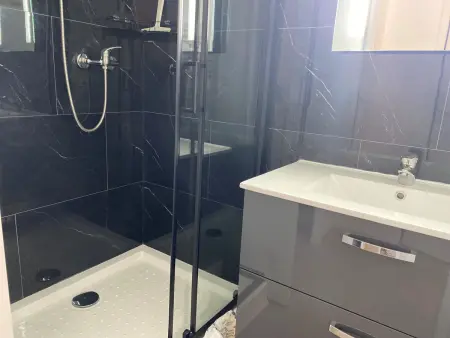 Appartement rénové au cœur de la station pour skieurs, parking, animaux autorisés - Photo 4