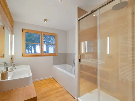 Chalet rénové avec accès direct aux pistes, grand jardin et parking - Photo 7