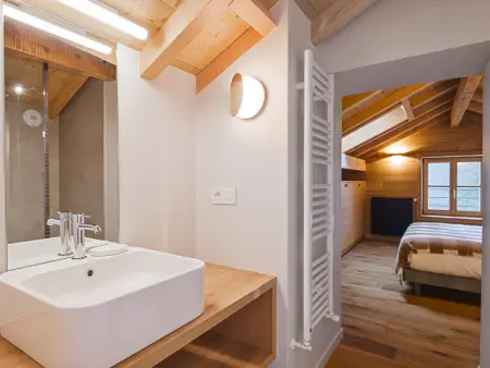 Chalet rénové avec accès direct aux pistes, grand jardin et parking - Photo 9